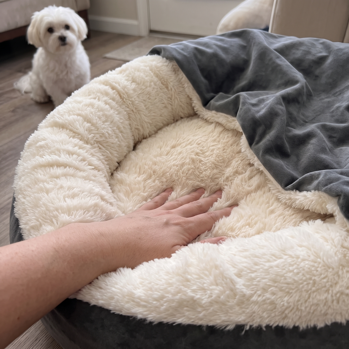 CuddleCave – Hand in the fluffy faux fur